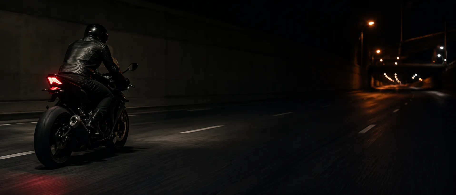 Motociclista rodando à noite, em movimento